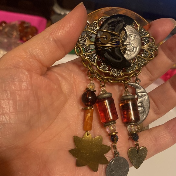 Antique looking Black Moon, Sun, Stars Brooch. (ZZ) - Picture 7 of 7